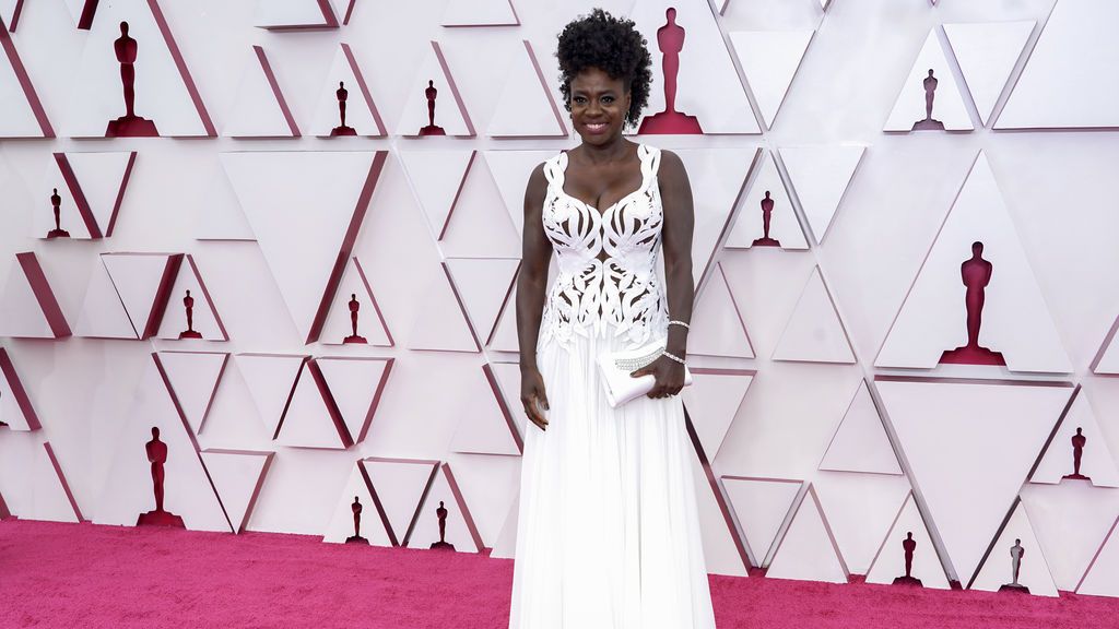 Viola Davis desfila en la alfombra roja de Union Station, la estación de autobuses de Los Ángeles, una de las sedes donde tiene lugar la gala de los Premios Oscars 2021