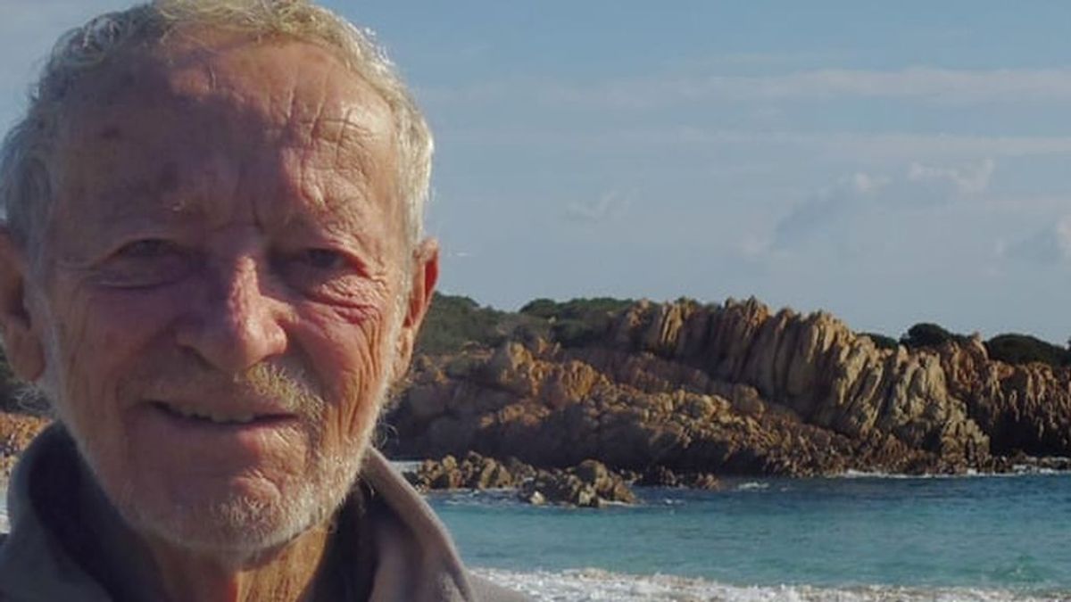 El 'Robinson Crusoe italiano' dejará su isla tras varias amenazas de desalojo: "He renunciado a la lucha" El 'Robinson Crusoe italiano' dejará su isla tras varias amenazas de desalojo: "He renunciado a la lucha"