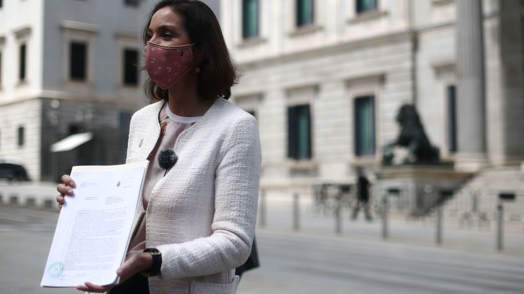 Reyes Maroto, ministra de Industria, con la denuncia presentada tras recibir la amenaza