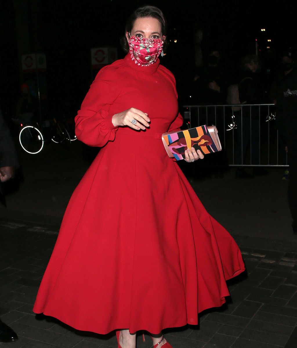 Olivia Colman desfila en la sede de Reino Unido habilitada para los Premios Oscars 2021
