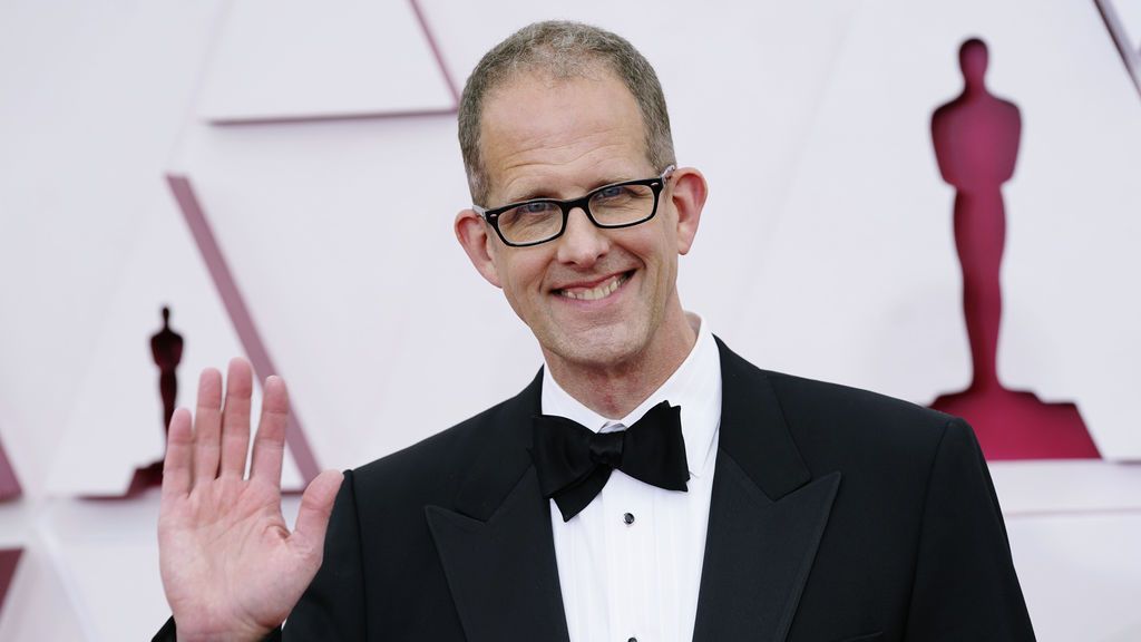 Pete Docter desfila en la alfombra roja de Union Station, la estación de autobuses de Los Ángeles, una de las sedes donde tiene lugar la gala de los Premios Oscars 2021