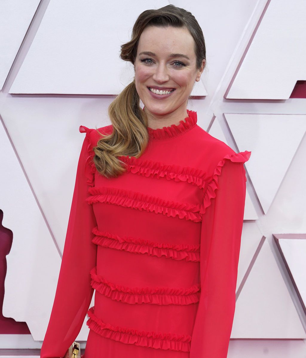 Ashley Fox desfila en la alfombra roja de Union Station, la estación de autobuses de Los Ángeles, una de las sedes donde tiene lugar la gala de los Premios Oscars 2021