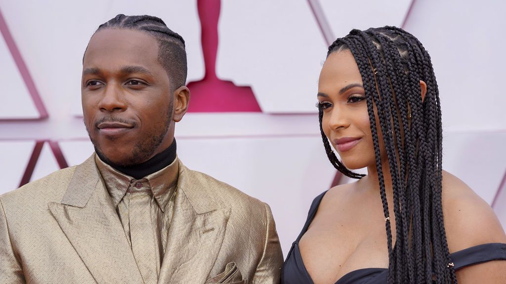 Leslie Odom Jr. y Nicolette Robinson desfilan en la alfombra roja de Union Station, la estación de autobuses de Los Ángeles, una de las sedes donde tiene lugar la gala de los Premios Oscars 2021