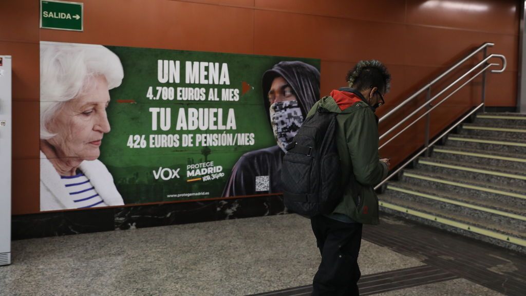 La Fiscalía pide al juez la retirada del cartel de Vox por "estigmatización, intolerante y prejuiciosa" hacia los menas La Fiscalía pide al juez la retirada del cartel de Vox por "estigmatización, intolerante y prejuiciosa" hacia los menas