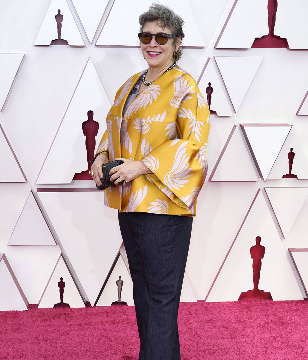 Elizabeth Keenan desfila en la alfombra roja de Union Station, la estación de autobuses de Los Ángeles, una de las sedes donde tiene lugar la gala de los Premios Oscars 2021