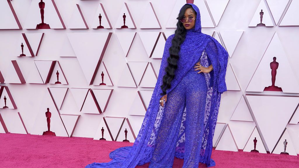 H.E.R. desfila en la alfombra roja de Union Station, la estación de autobuses de Los Ángeles, una de las sedes donde tiene lugar la gala de los Premios Oscars 2021