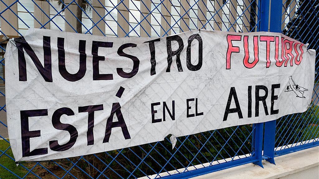 Una pancarta en la verja de la planta