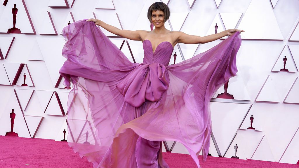 Halle Berry desfila en la alfombra roja de Union Station, la estación de autobuses de Los Ángeles, una de las sedes donde tiene lugar la gala de los Premios Oscars 2021