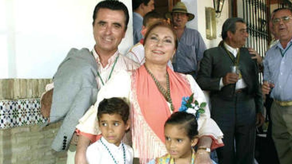 Con José Ortega Cano adoptó a dos niños, Gloria Camila y José Fernando.