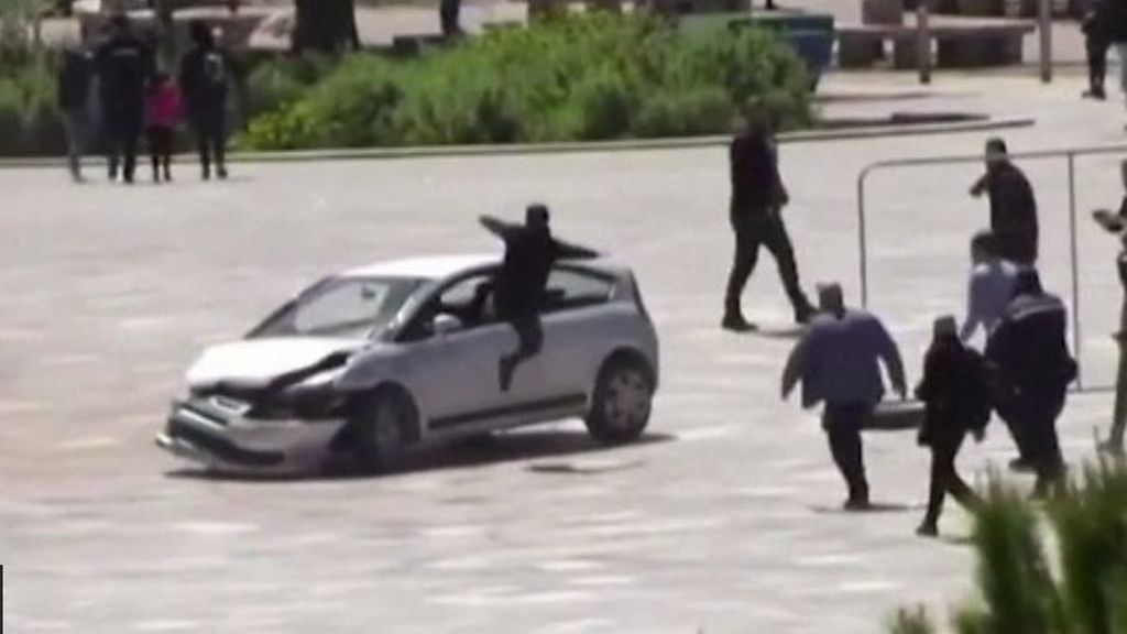 Un hombre con una patada voladora evita el atropello masivo en una plaza de Albania