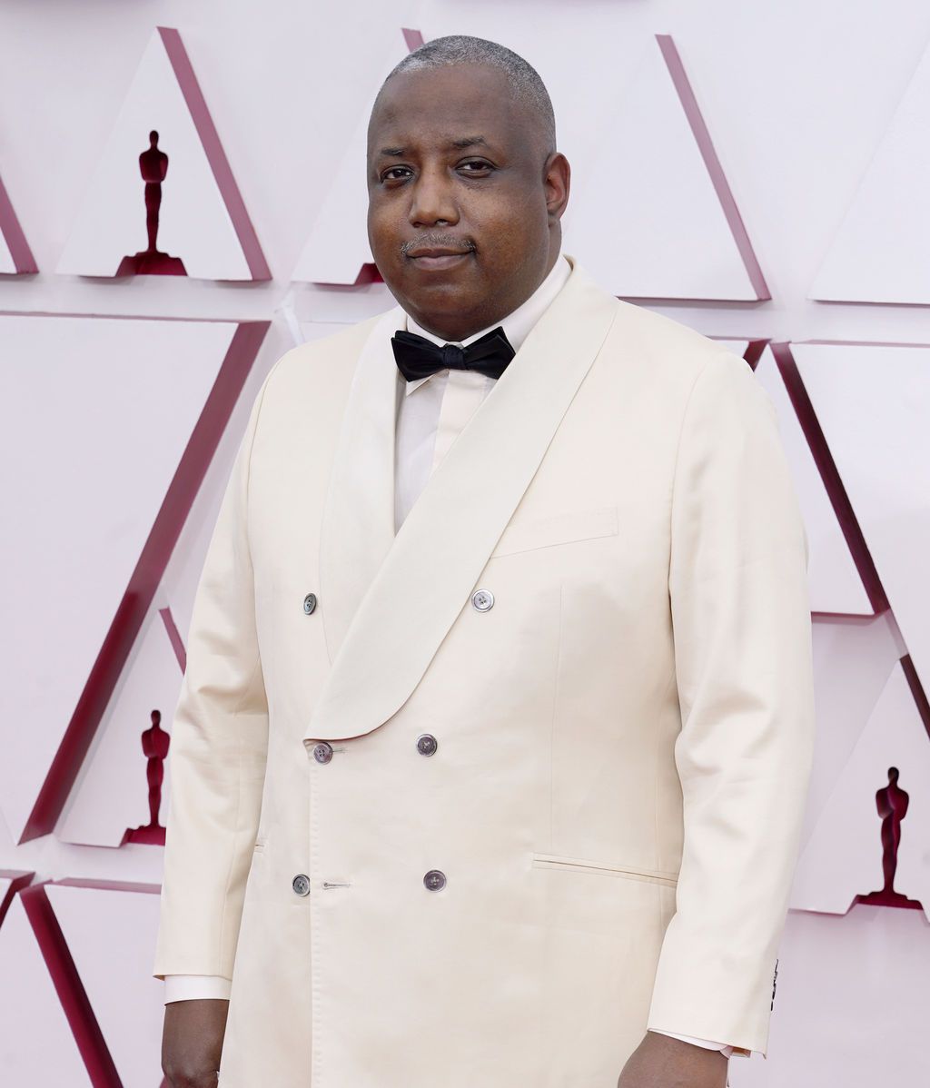 Kemp Powers desfila en la alfombra roja de Union Station, la estación de autobuses de Los Ángeles, una de las sedes donde tiene lugar la gala de los Premios Oscars 2021