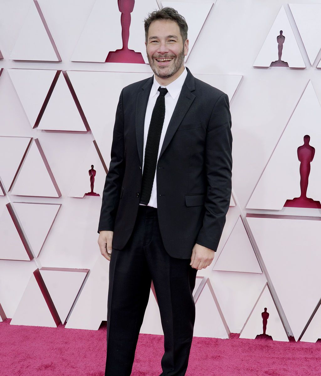 Dan Swimer desfila en la alfombra roja de Union Station, la estación de autobuses de Los Ángeles, una de las sedes donde tiene lugar la gala de los Premios Oscars 2021
