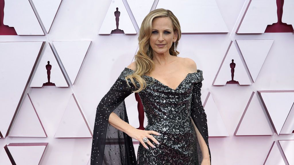Marlee Matlin desfila en la alfombra roja de Union Station, la estación de autobuses de Los Ángeles, una de las sedes donde tiene lugar la gala de los Premios Oscars 2021