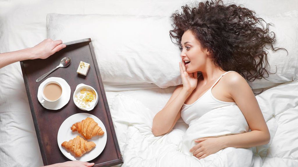 Tomar el desayuno en la cama será una buena idea para sorprender.