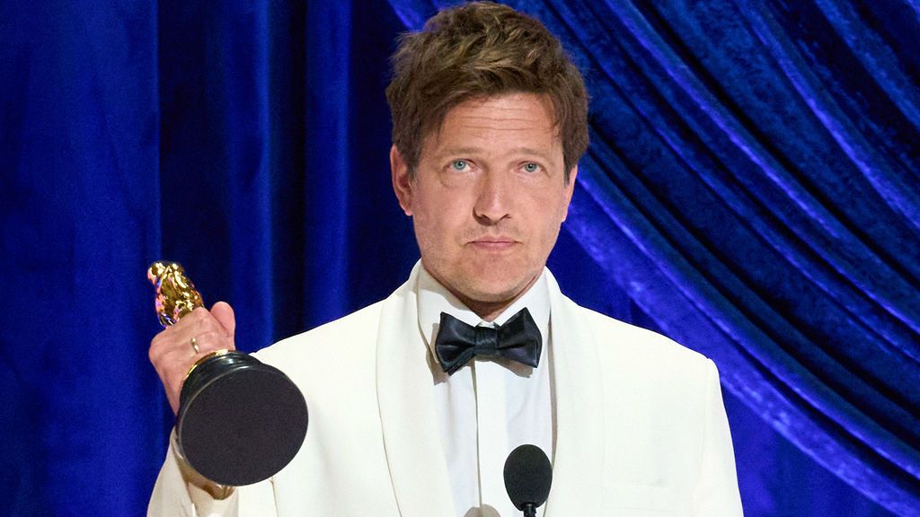 El ganador del Oscar por "Otra ronda" se emociona al dedicárselo a su hija muerta en accidente de tráfico