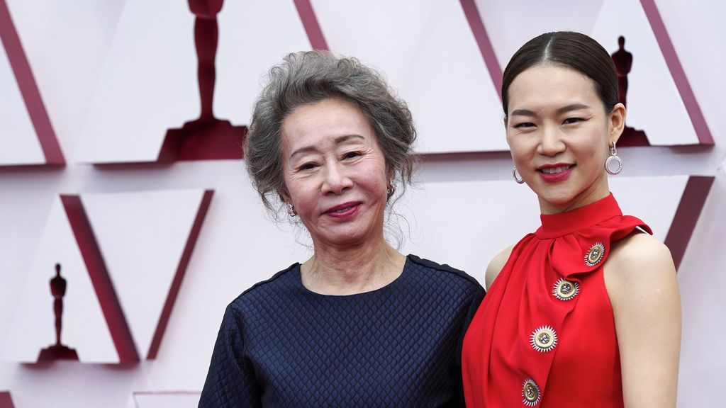 Youn Yuh-jung y Han Ye-ri  en la alfombra roja de Union Station, la estación de autobuses de Los Ángeles, una de las sedes donde tiene lugar la gala de los Premios Oscars 2021