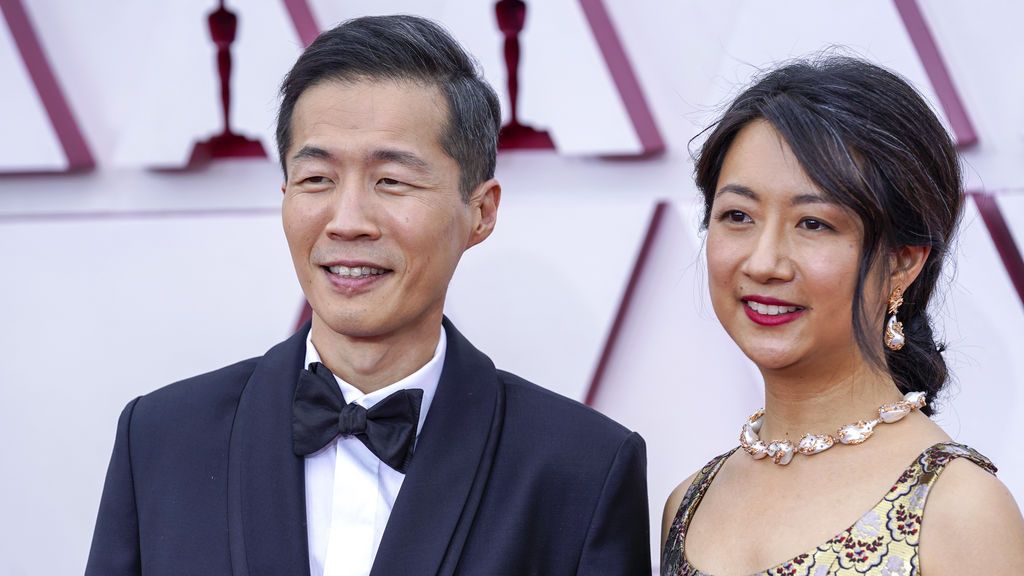 Lee Isaac Chung y Valerie Chung desfilan en la alfombra roja de Union Station, la estación de autobuses de Los Ángeles, una de las sedes donde tiene lugar la gala de los Premios Oscars 2021