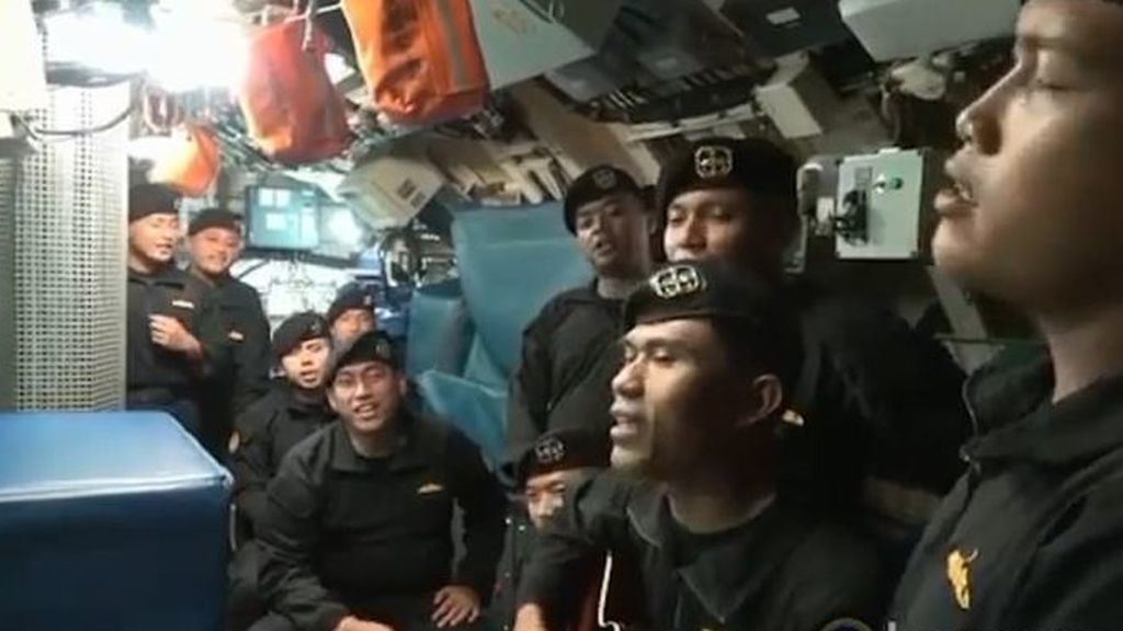Un vídeo muestra a los tripulantes del submarino hundido cantando una canción de despedida