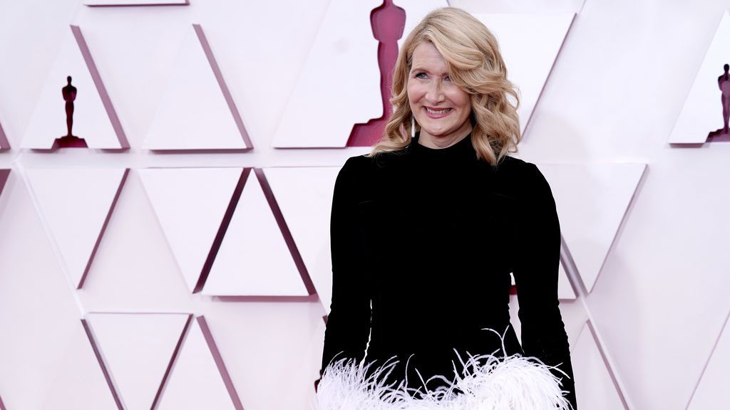 Laura Dern desfila en la alfombra roja de Union Station, la estación de autobuses de Los Ángeles, una de las sedes donde tiene lugar la gala de los Premios Oscars 2021