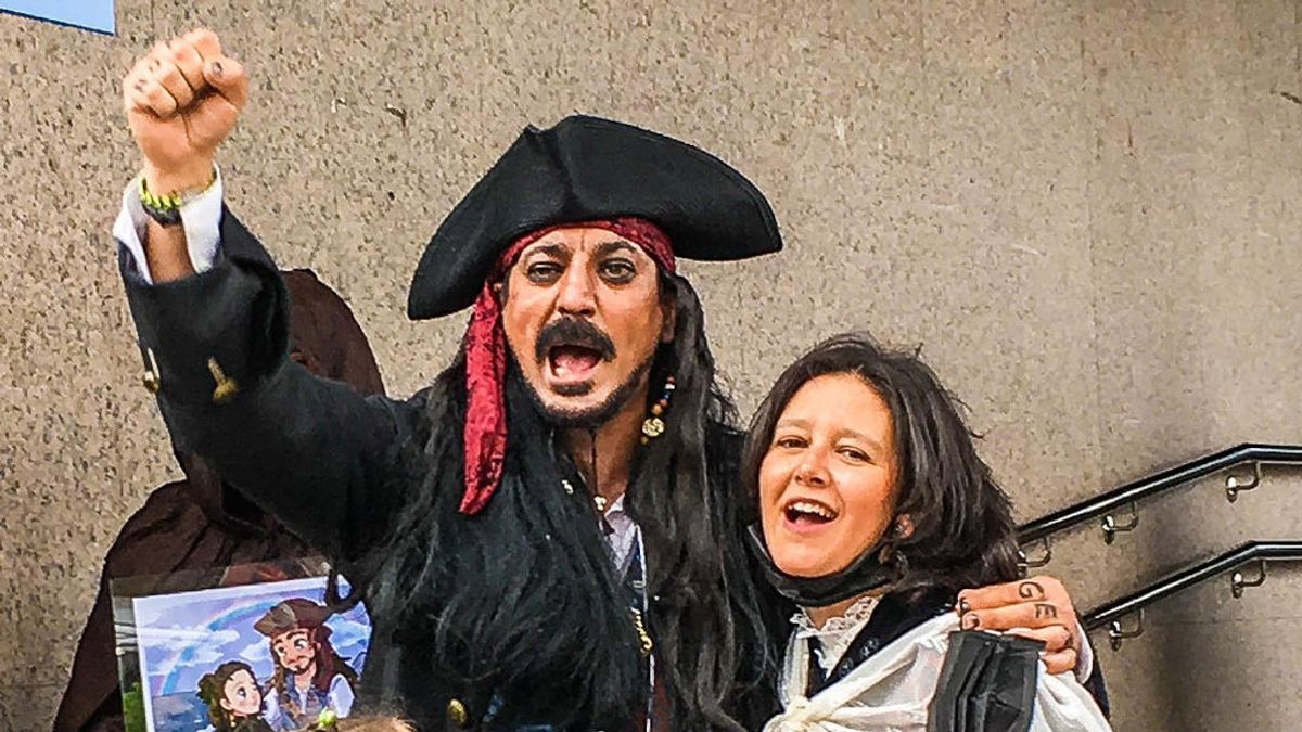 Una jueza se niega a casar a un hombre vestido de Jack Sparrow: “Mi traje tiene más clase que el típico de pingüino” Una jueza se niega a casar a un hombre vestido de Jack Sparrow: “Mi traje tiene más clase que el típico de pingüino”