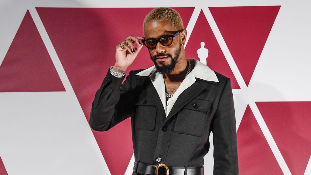Lakeith Stanfield desfila en la sede de Londres habilitada para los Premios Oscars 2021