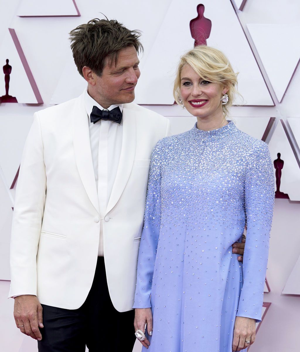 Thomas Vinterberg y Helene Reingaard Neumann desfilan en la alfombra roja de Union Station, la estación de autobuses de Los Ángeles, una de las sedes donde tiene lugar la gala de los Premios Oscars 2021