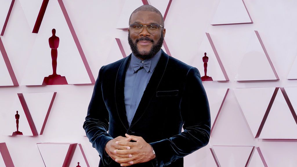 Tyler Perry desfila en la alfombra roja de Union Station, la estación de autobuses de Los Ángeles, una de las sedes donde tiene lugar la gala de los Premios Oscars 2021