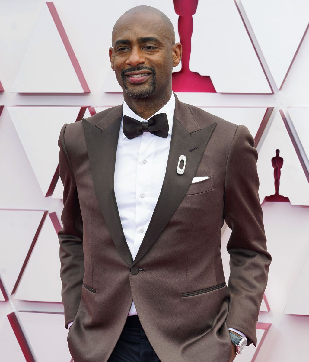 Charles D. King desfila en la alfombra roja de Union Station, la estación de autobuses de Los Ángeles, una de las sedes donde tiene lugar la gala de los Premios Oscars 2021