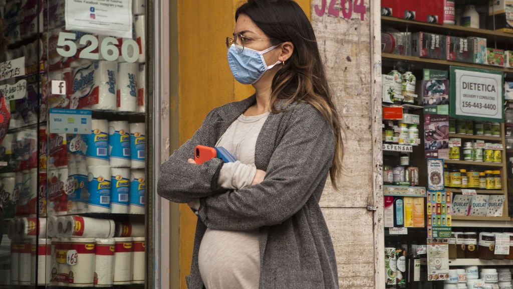 Las embarazadas con covid tienen un 50% más de riesgo de desarrollar hipertensión y de parto prematuro