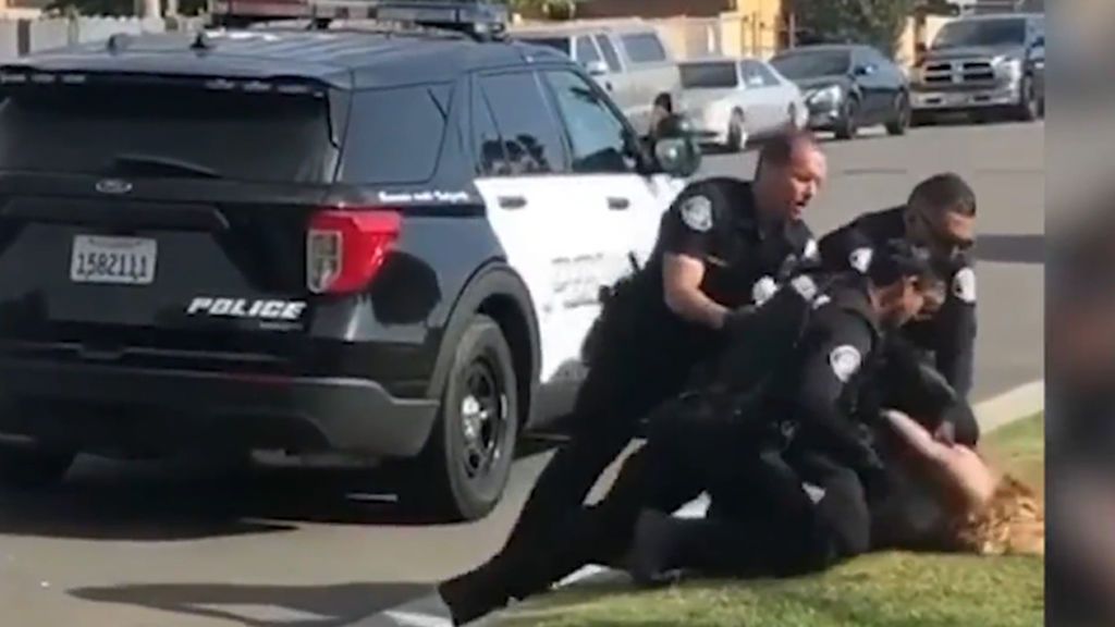 Cambio de rumbo en EEUU: Un agente arresta a una mujer latina a puñetazos y su compañero lo frena