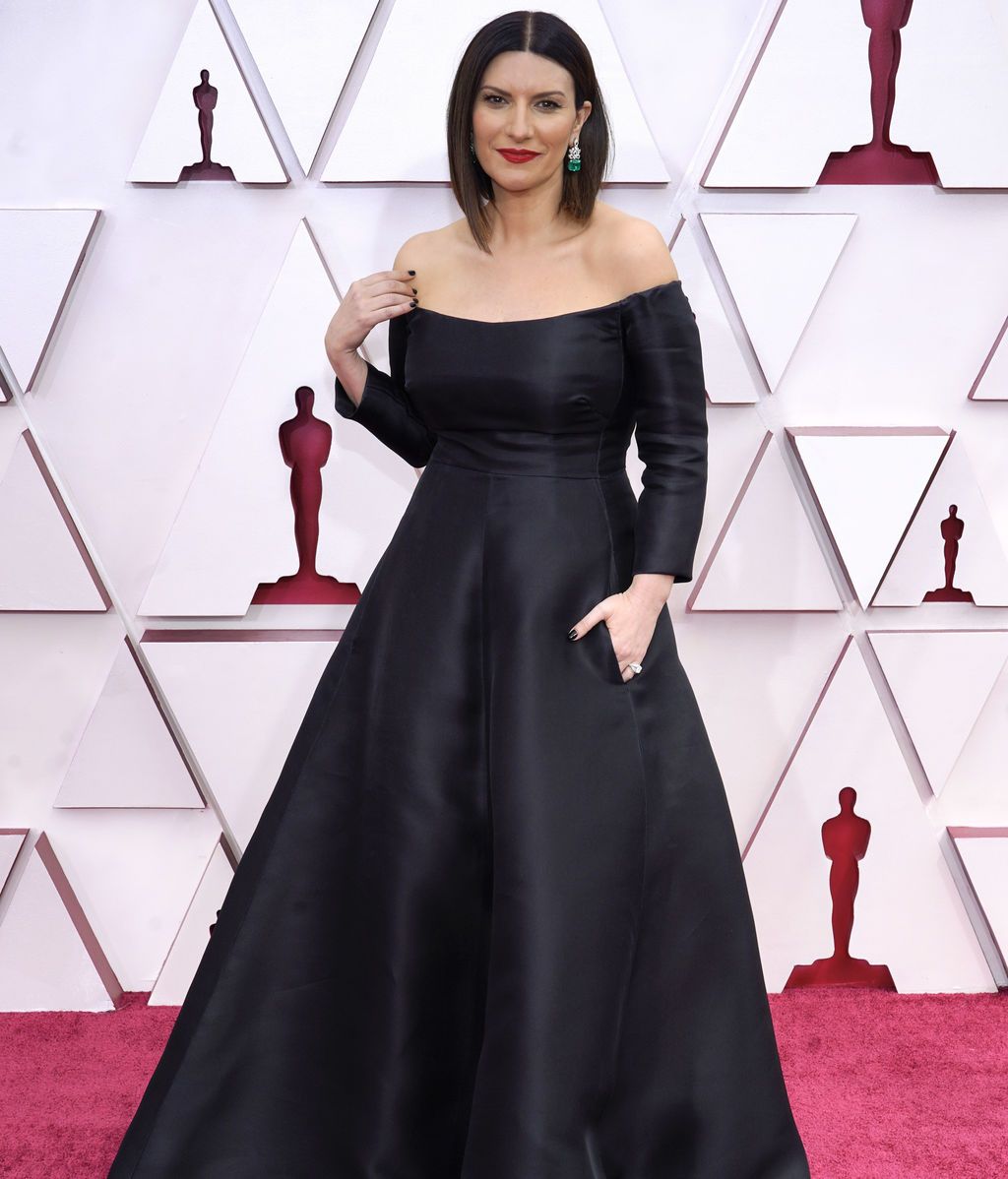 Laura Pausini desfila en la alfombra roja de Union Station, la estación de autobuses de Los Ángeles, una de las sedes donde tiene lugar la gala de los Premios Oscars 2021