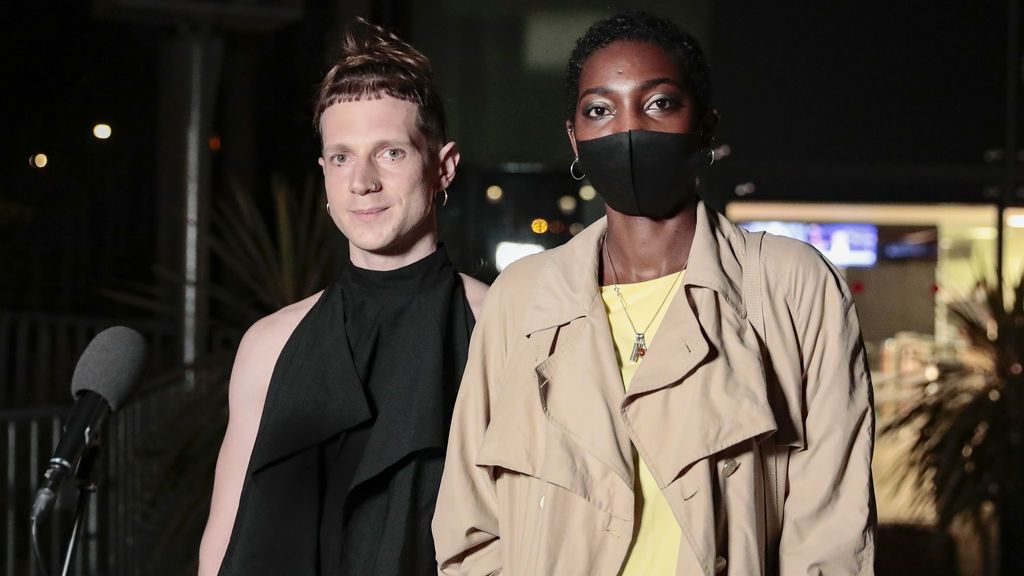 Adrien Merigeau desfila en la sede de Francia habilitada para los Premios Oscars 2021