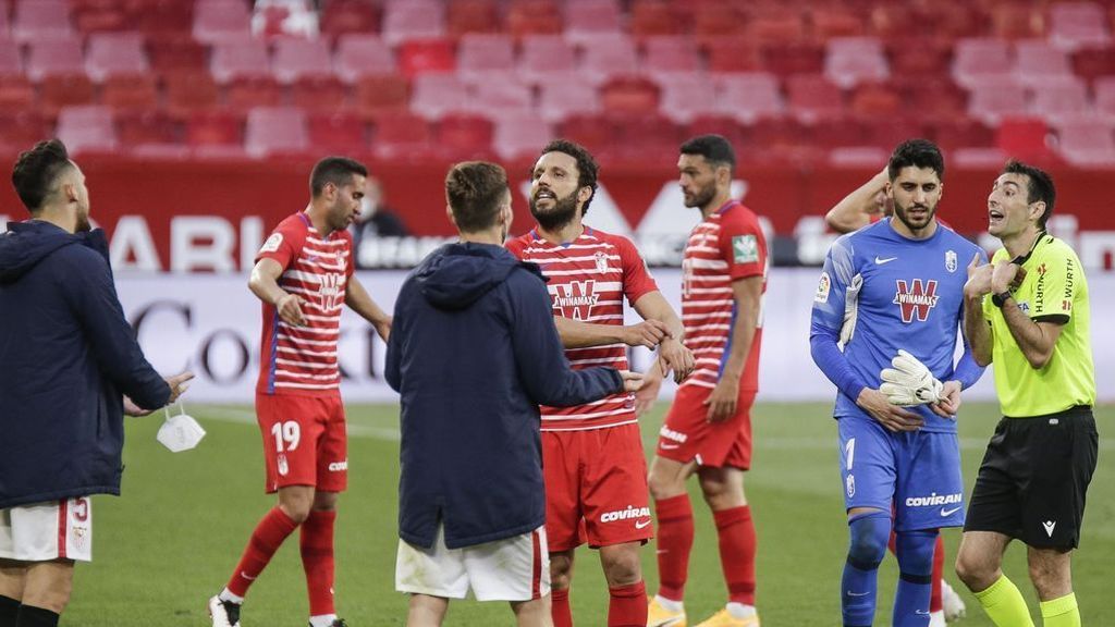 El árbitro del Sevilla-Granada pitó el final y tras terminar volvió a reanudar el partido tras darse cuenta que faltaba un minuto del tiempo añadido