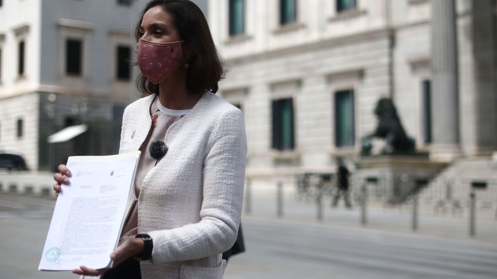 Reyes Maroto posa con la denuncia que ha presentado tras recibir la navaja Reyes Maroto posa con la denuncia que ha presentado tras recibir la navaja