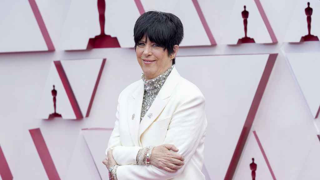 Diane Warren desfila en la alfombra roja de Union Station, la estación de autobuses de Los Ángeles, una de las sedes donde tiene lugar la gala de los Premios Oscars 2021