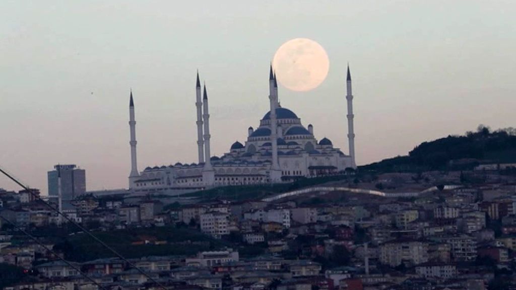 La superluna rosa brilla en el cielo de Estambul