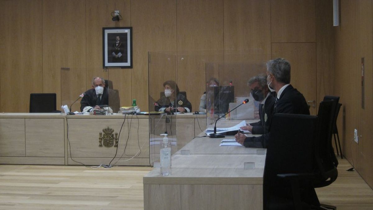 El hombre de 95 años acusado de asesinar a su mujer enferma de Alzheimer: "Me enloqueció verla así" El hombre de 95 años acusado de asesinar a su mujer enferma de Alzheimer: "Me enloqueció verla así"
