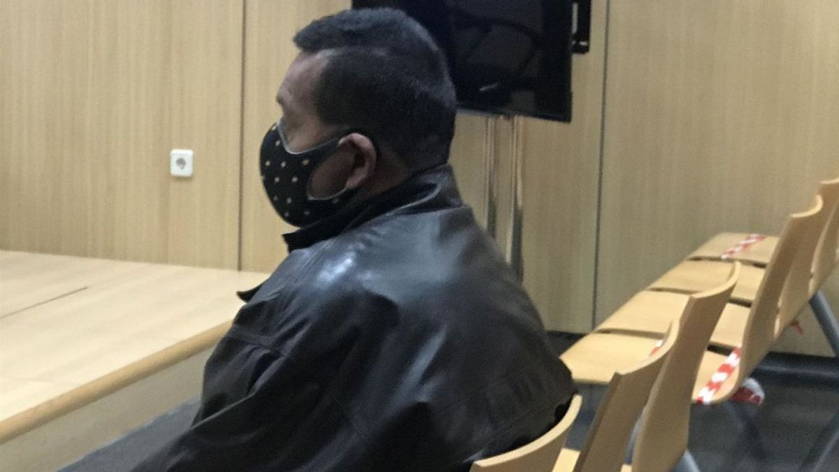 Una joven acusa a su padre de prostituirla con 16 años: "Me obligaba a hacer todo lo que ellos querían" Una joven acusa a su padre de prostituirla con 16 años: "Me obligaba a hacer todo lo que ellos querían"