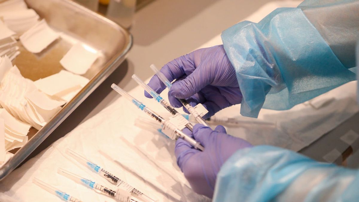 EuropaPress_3668328_empleado_sanitario_sostiene_vacunas_pfizer_contra_covid-19_27_abril_2021 EuropaPress_3668328_empleado_sanitario_sostiene_vacunas_pfizer_contra_covid-19_27_abril_2021