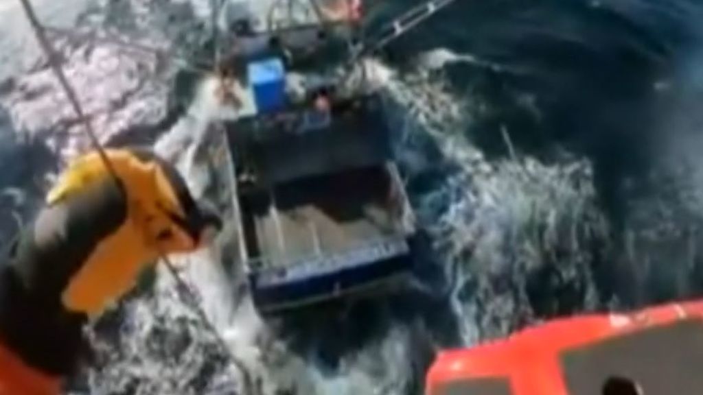 Rescatan a 40 personas a bordo de una patera cuando se dirigían a remolcar otra embarcación con una decena de cadáveres