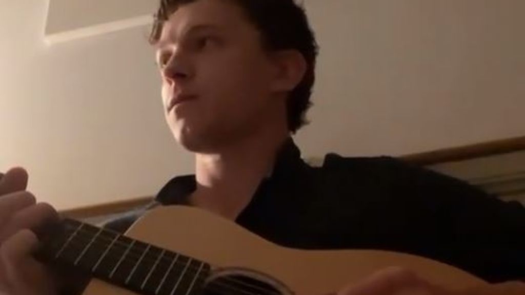tom-holland-tocando-guitarra