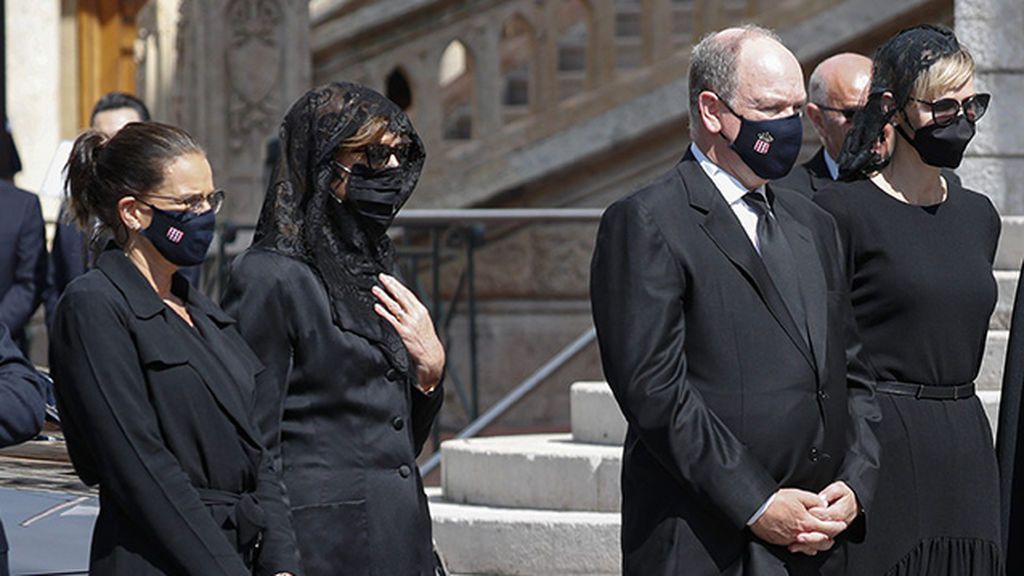 Cómo vestir de luto en funerales: de Carolina de Mónaco a Victoria Federica