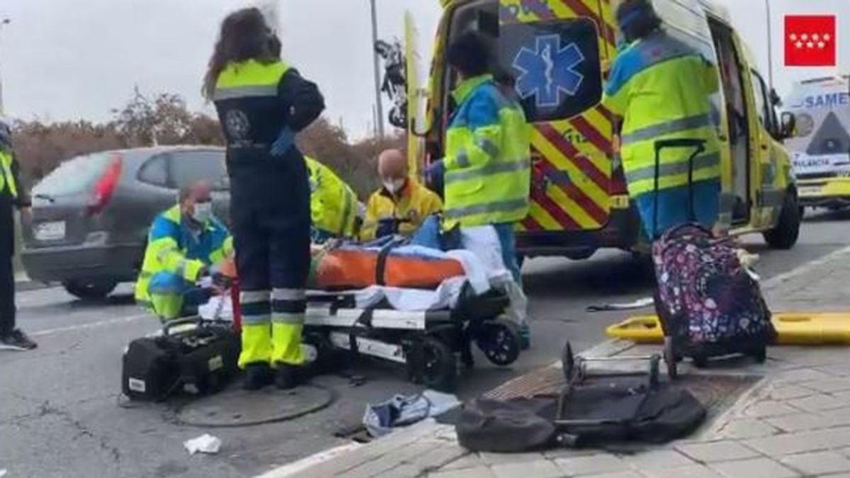 Un coche arrolla a tres personas mientras cruzaban un paso de cebra en Madrid Un coche arrolla a tres personas mientras cruzaban un paso de cebra en Madrid