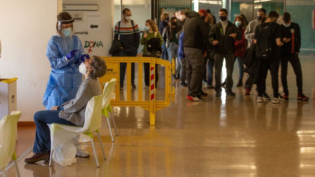 Los hospitalizados por coronavirus en España descienden Los hospitalizados por coronavirus en España descienden