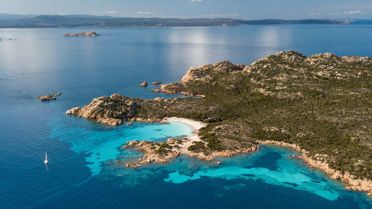 El 'Robinson Crusoe italiano' abandona su isla desierta 32 años después El 'Robinson Crusoe italiano' abandona su isla desierta 32 años después