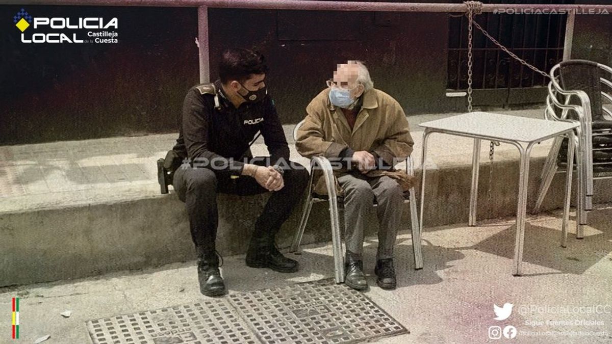 El gesto viral de un policía en un pueblo de Sevilla: se sienta a acompañar a un enfermo de Alzheimer desorientado