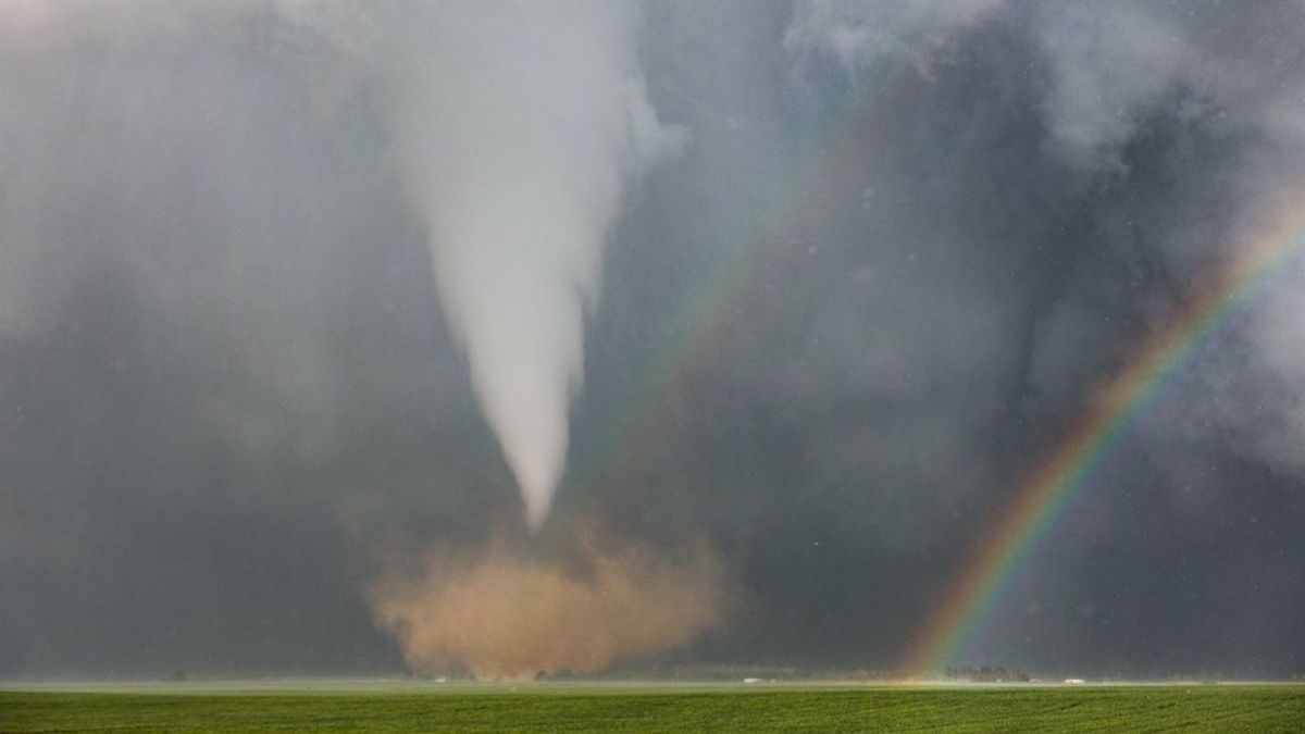 La increíble imagen del encuentro de un tornado y un arcoíris en Texas