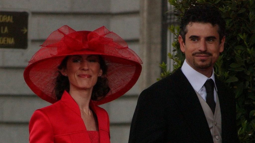 Erika Ortiz y su marido, el escultor Antonio Vigo, en la boda de Felipe y Letizia (2004)