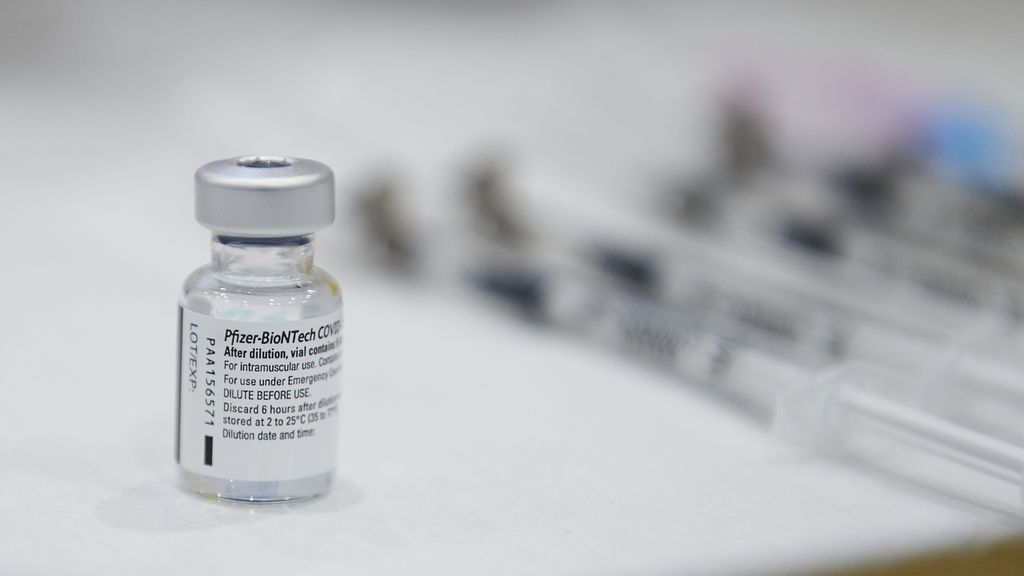 EuropaPress_3560373_frasco_segunda_dosis_vacuna_pfizer-biontech_contra_covid-19_hospital