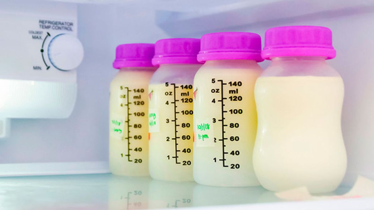 Conservar la leche materna, fundamental para que no pierda nutrientes: cuántas horas dura después de ser extraída.